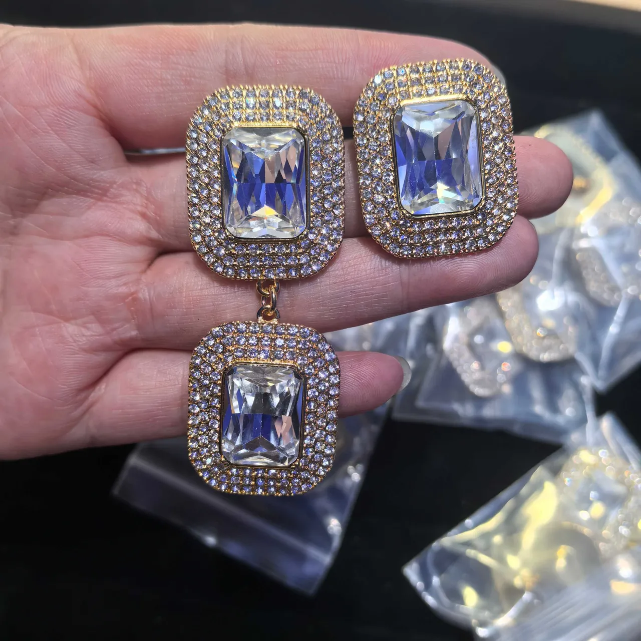 Alexander McQueen मकड़ी का खोपड़ी मोती और क्रिस्टल कानों की अँगूठियाँ 2