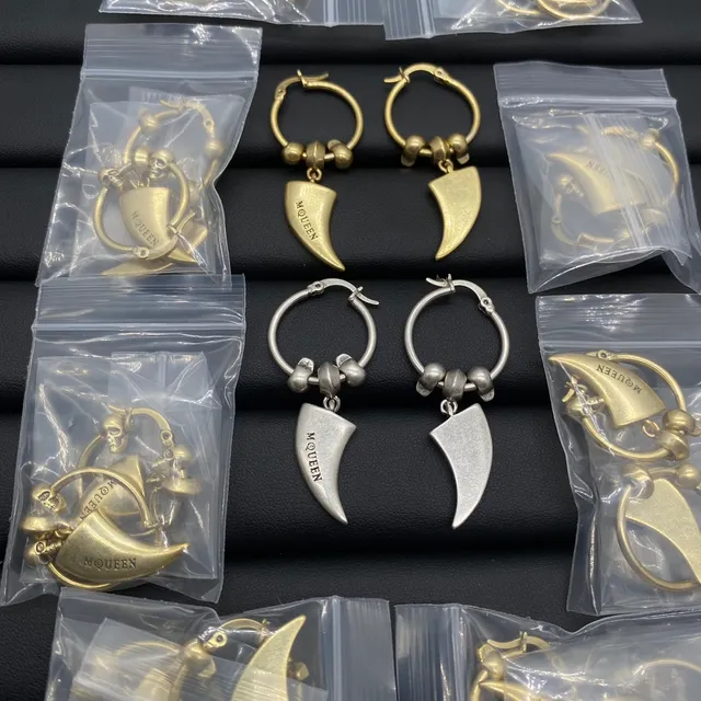 Alexander McQueen मकड़ी का खोपड़ी मोती और क्रिस्टल कानों की अँगूठियाँ 12