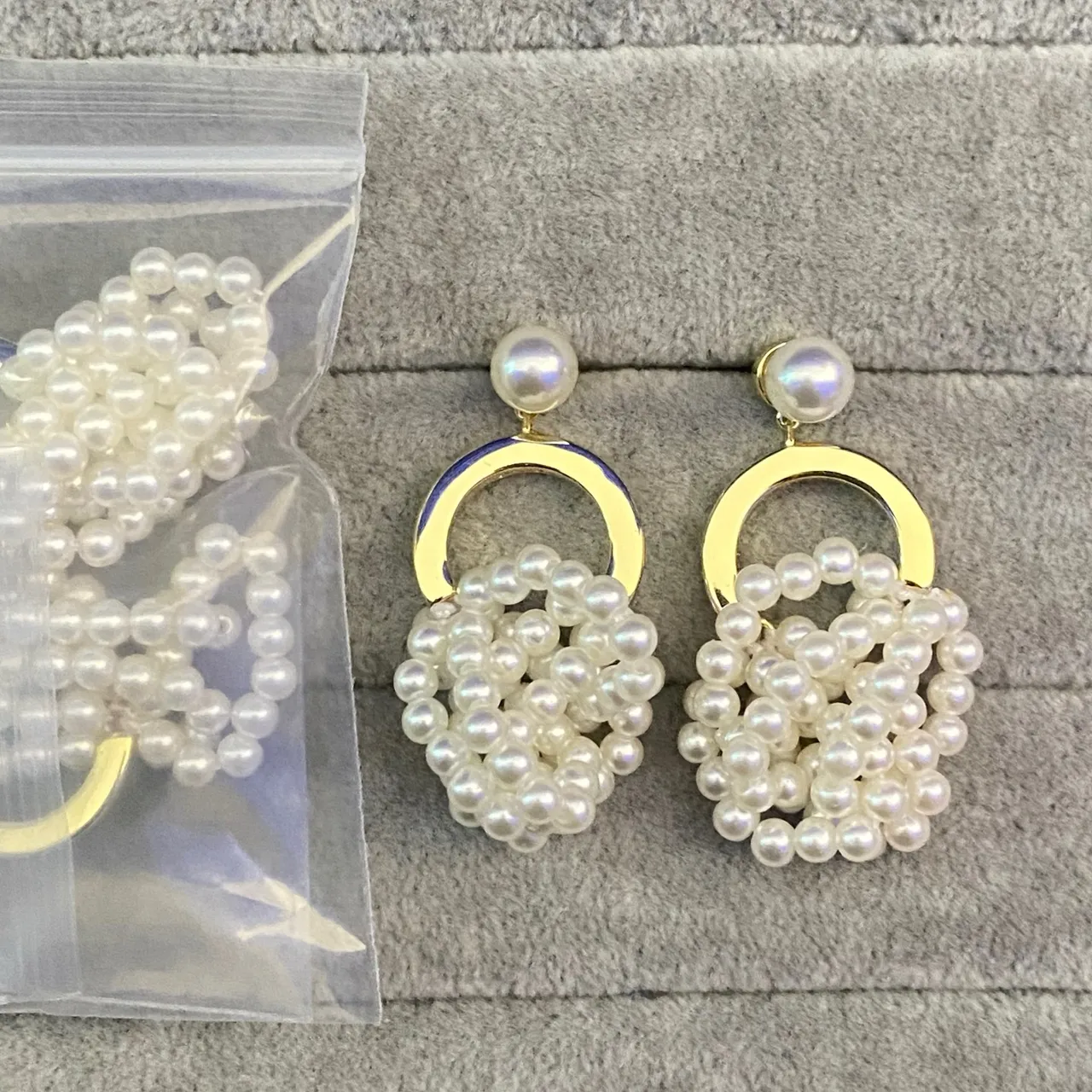 Alexander McQueen मकड़ी का खोपड़ी मोती और क्रिस्टल कानों की अँगूठियाँ 15