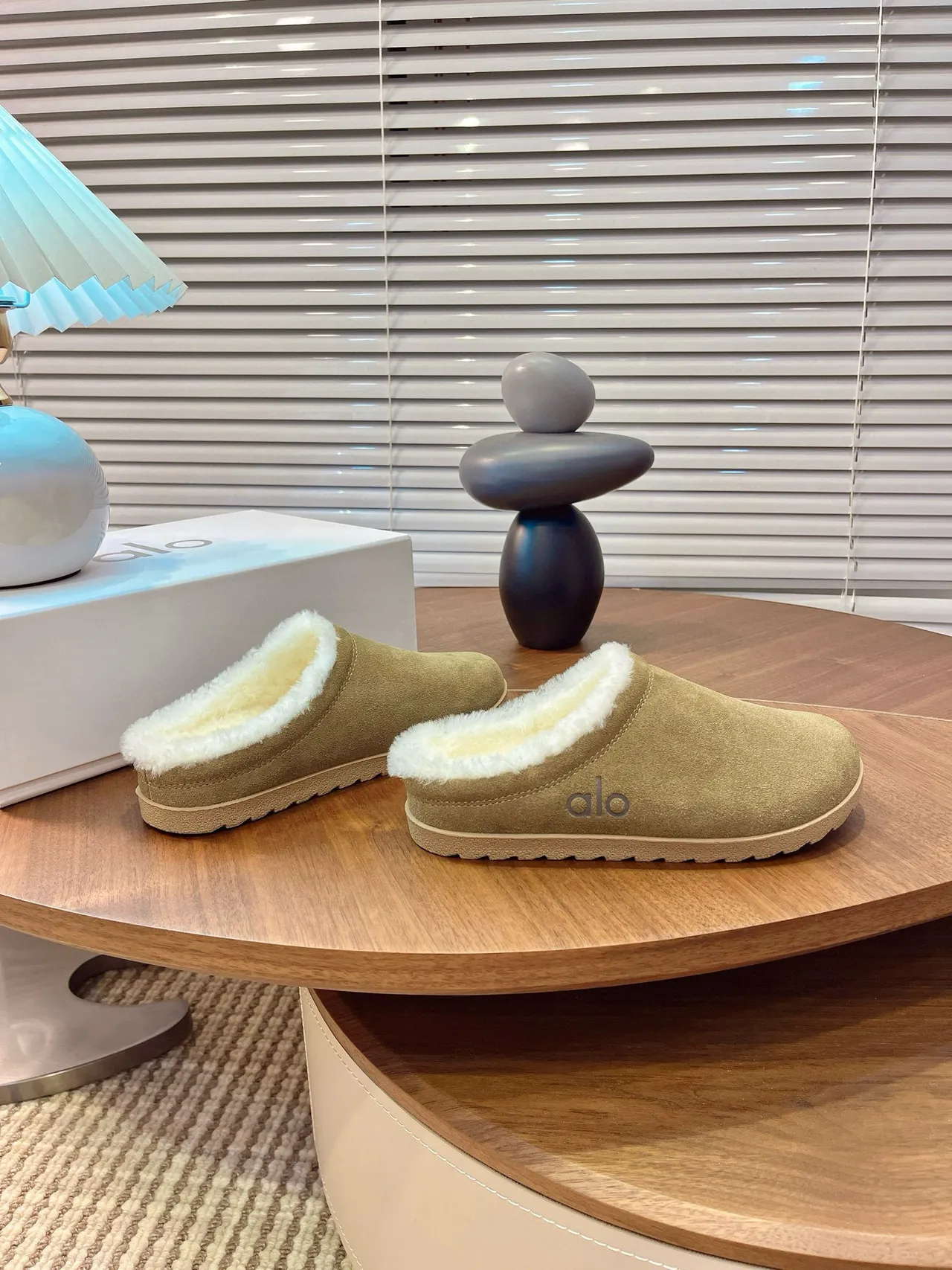 Chaussons Alo en daim vert olive doublés de peau lainée 2