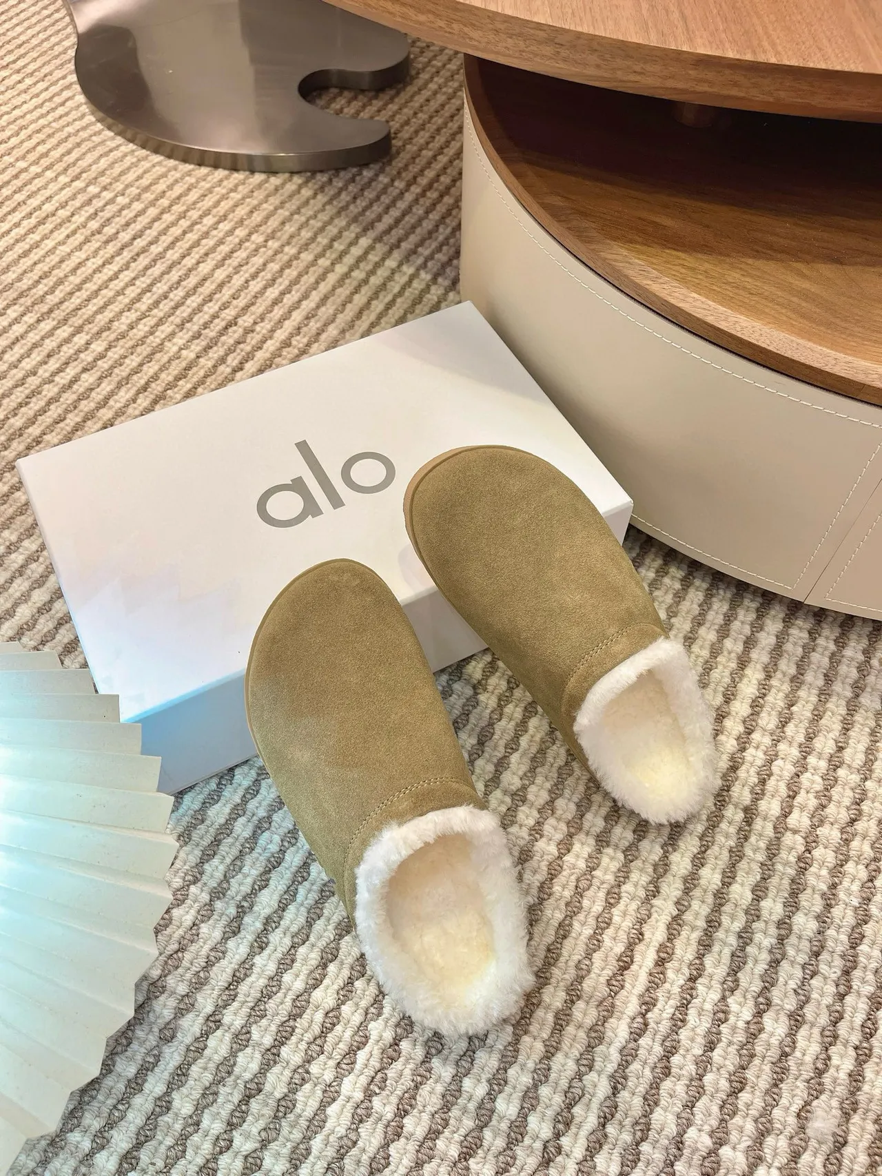 Chaussons Alo en daim vert olive doublés de peau lainée 3