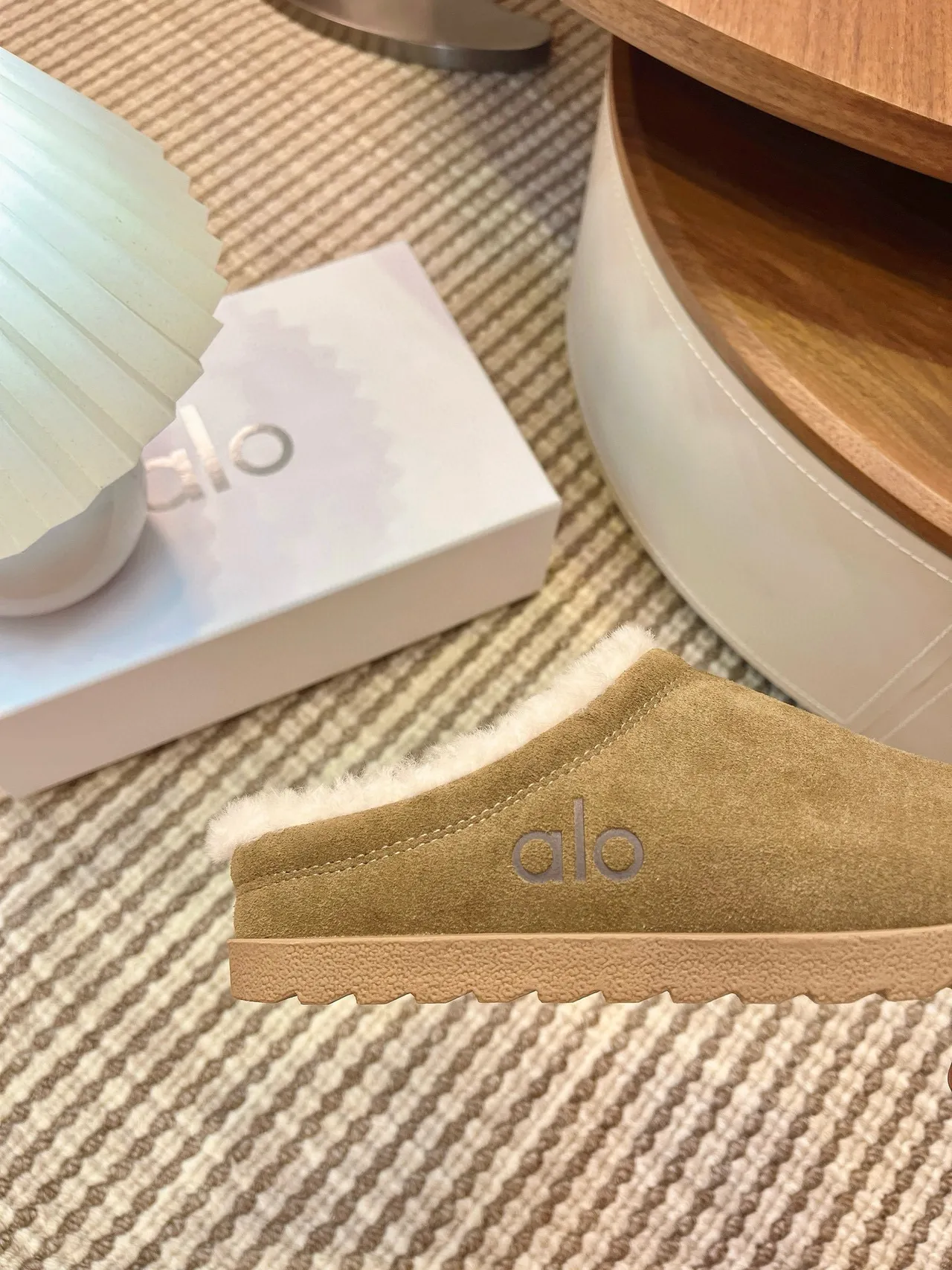 Chaussons Alo en daim vert olive doublés de peau lainée 4