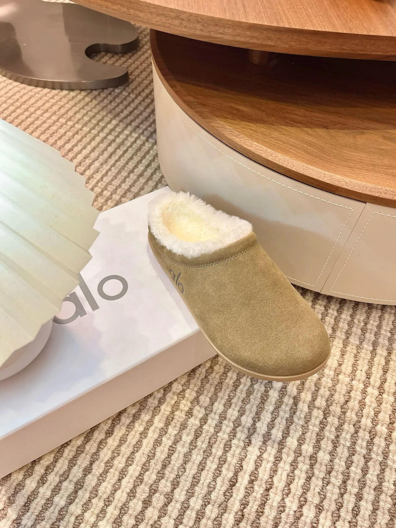 Chaussons Alo en daim vert olive doublés de peau lainée 5