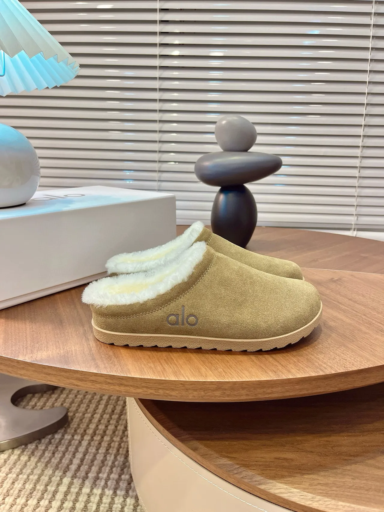 Chaussons Alo en daim vert olive doublés de peau lainée 6