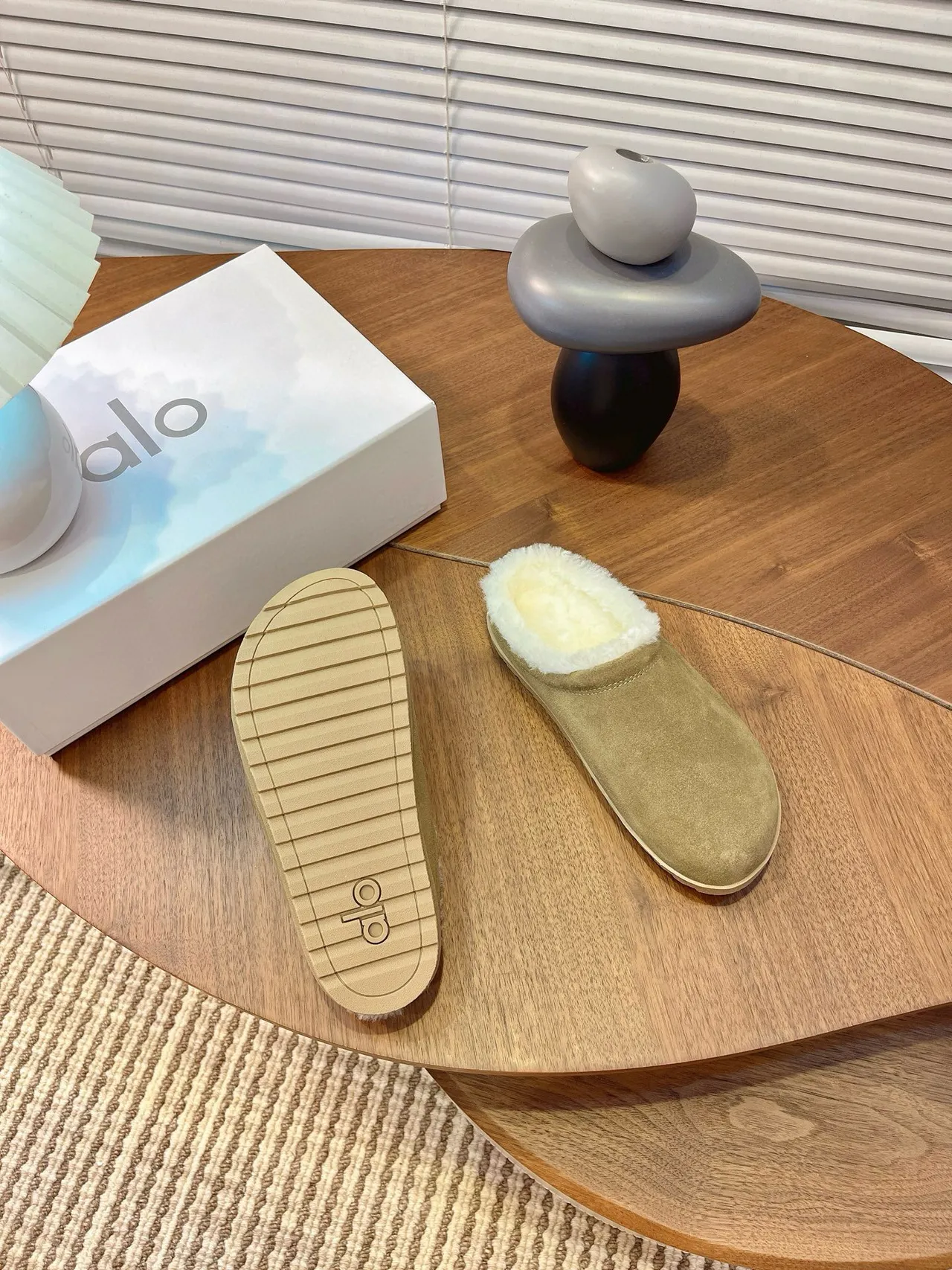 Chaussons Alo en daim vert olive doublés de peau lainée 7