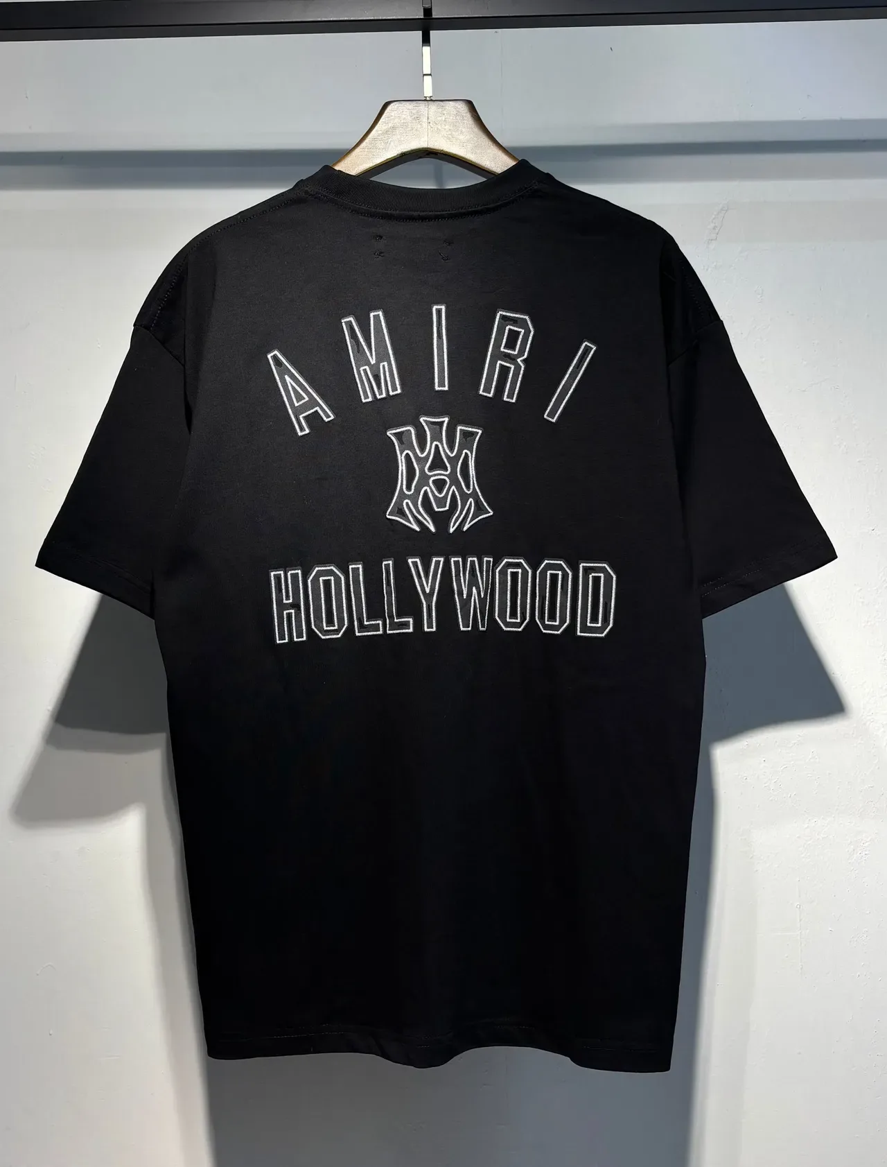 Camiseta Amiri preta bege de modelagem oversized com estampa gráfica nas costas 7