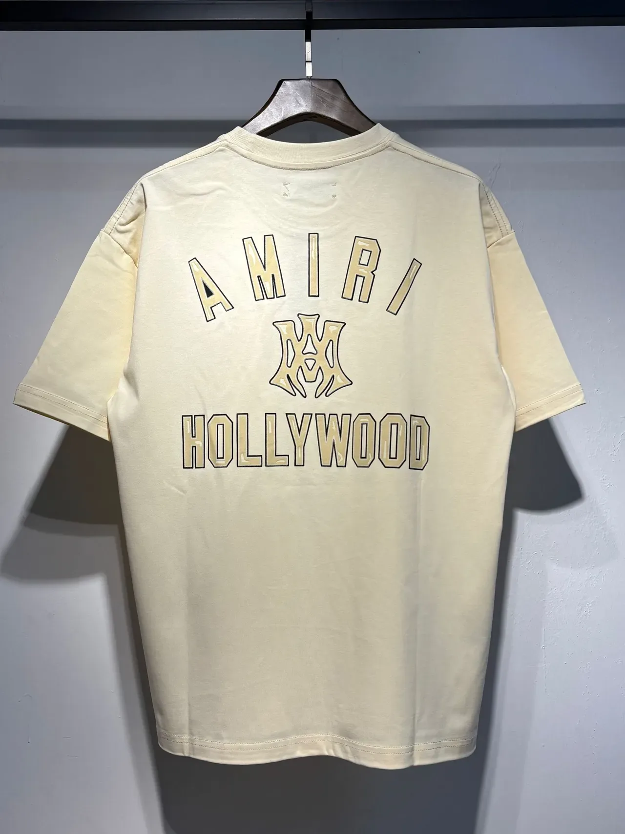 Camiseta Amiri preta bege de modelagem oversized com estampa gráfica nas costas 9
