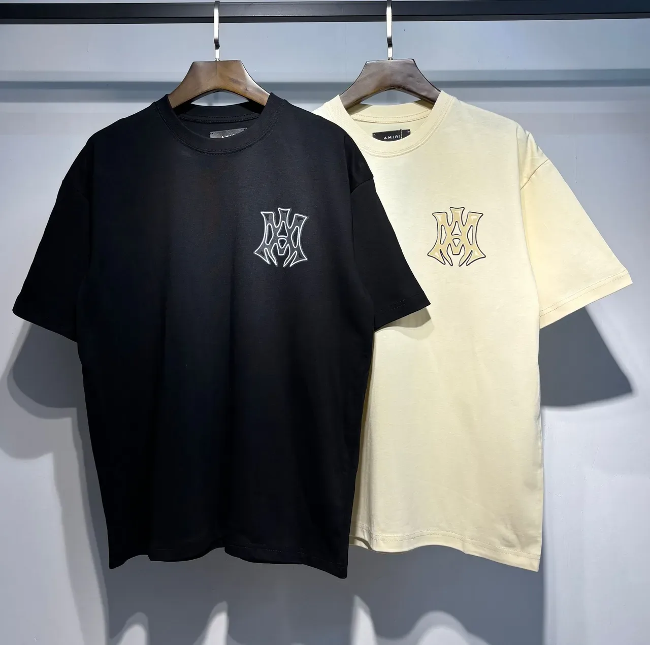 Camiseta Amiri preta bege de modelagem oversized com estampa gráfica nas costas 10