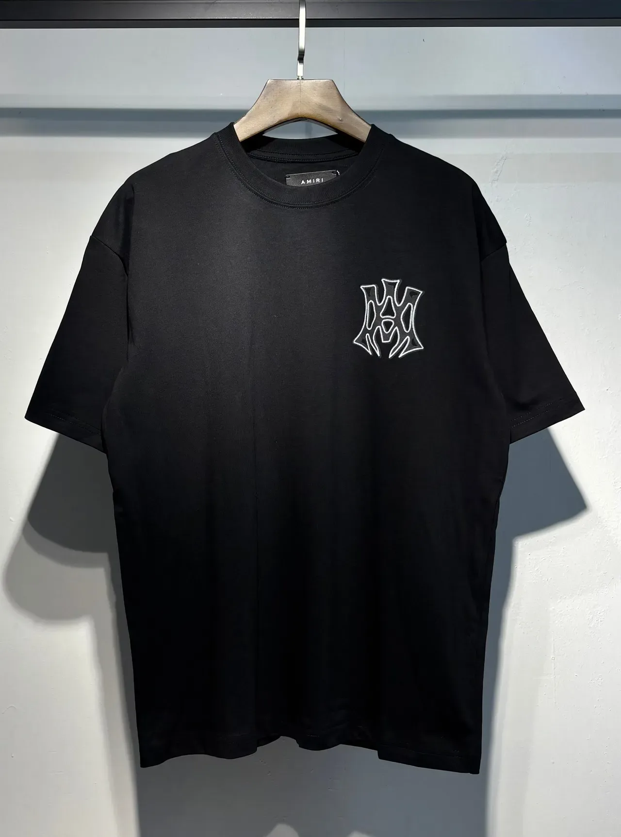 Camiseta Amiri preta bege de modelagem oversized com estampa gráfica nas costas 11