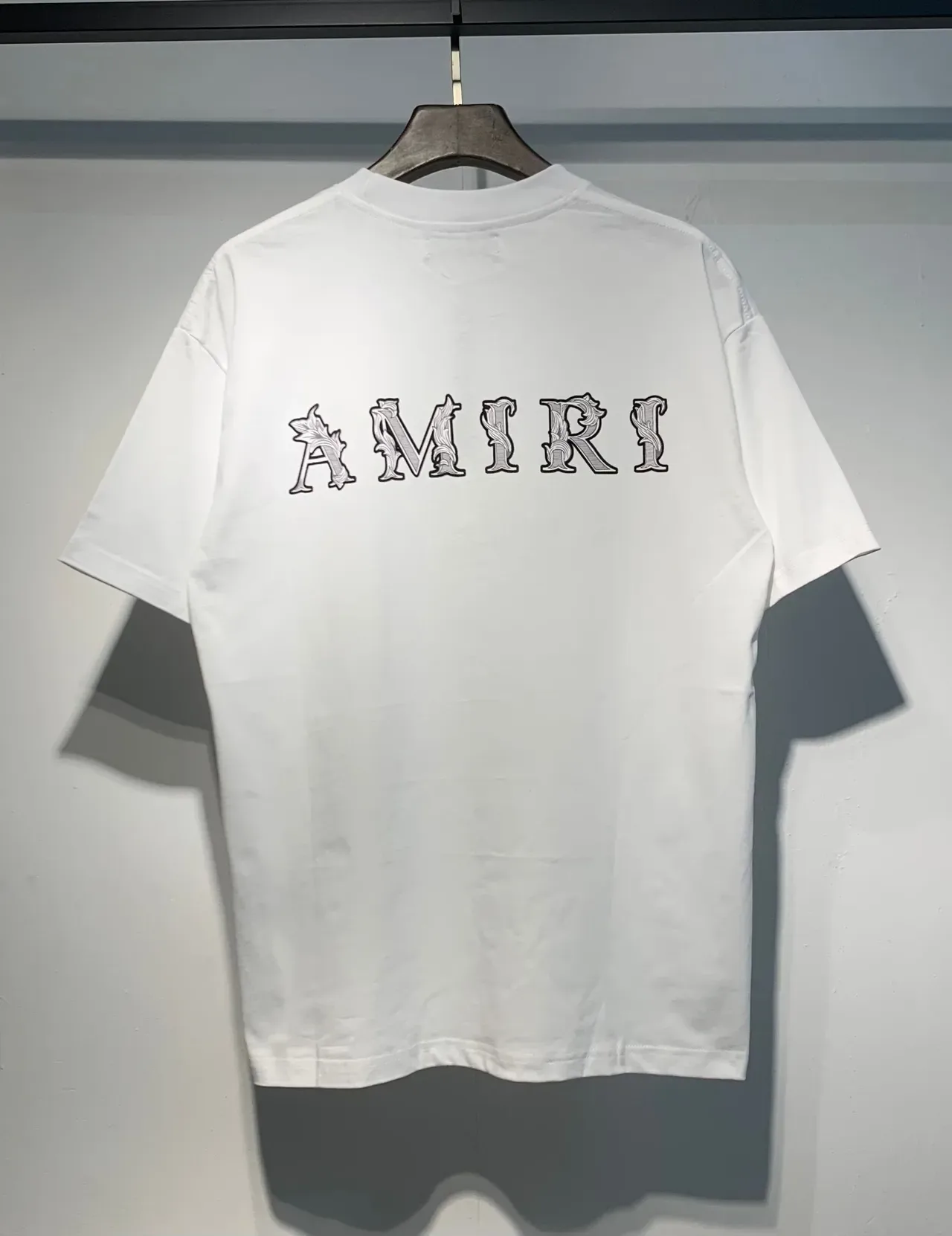 Camiseta Amiri com logo bordado preto e branco 2
