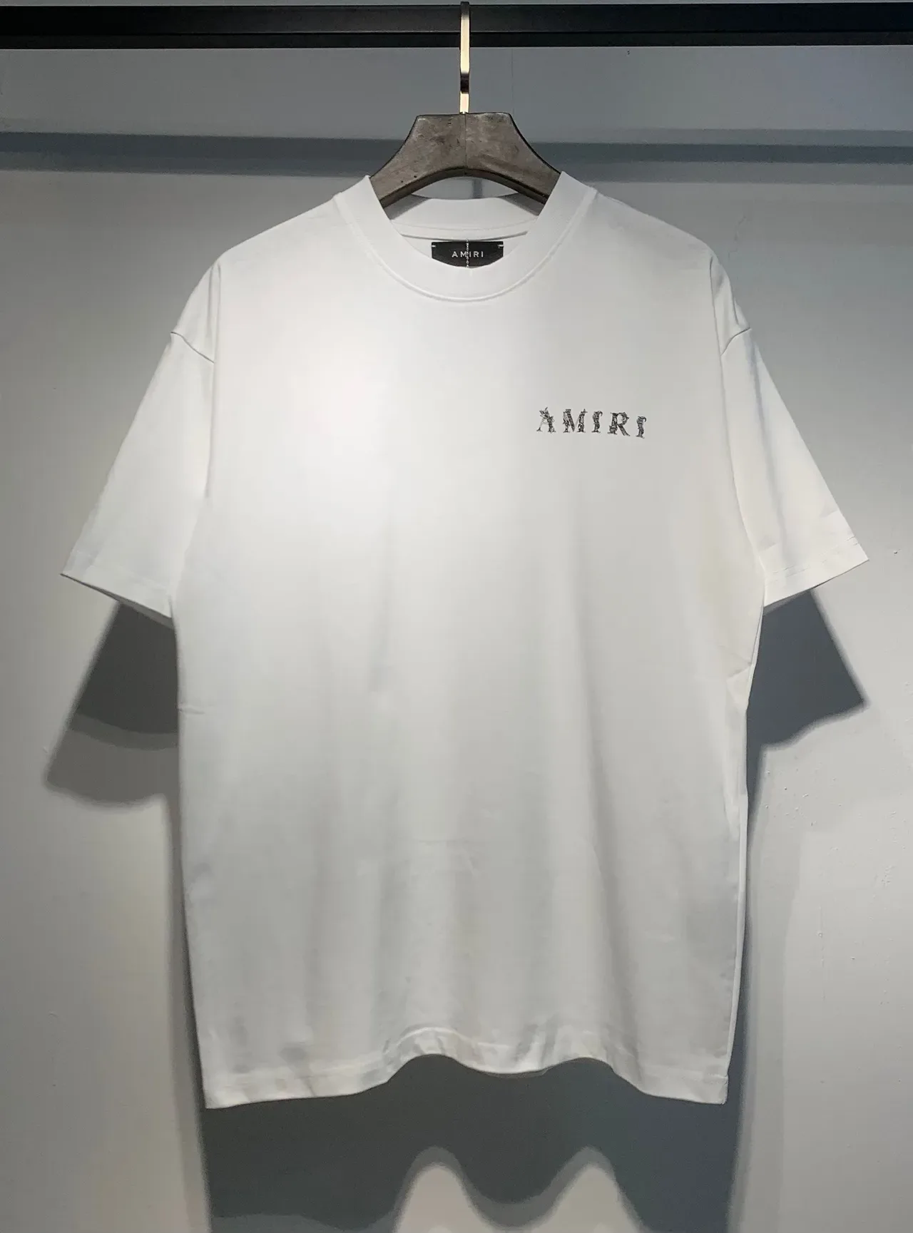 Camiseta Amiri com logo bordado preto e branco 3