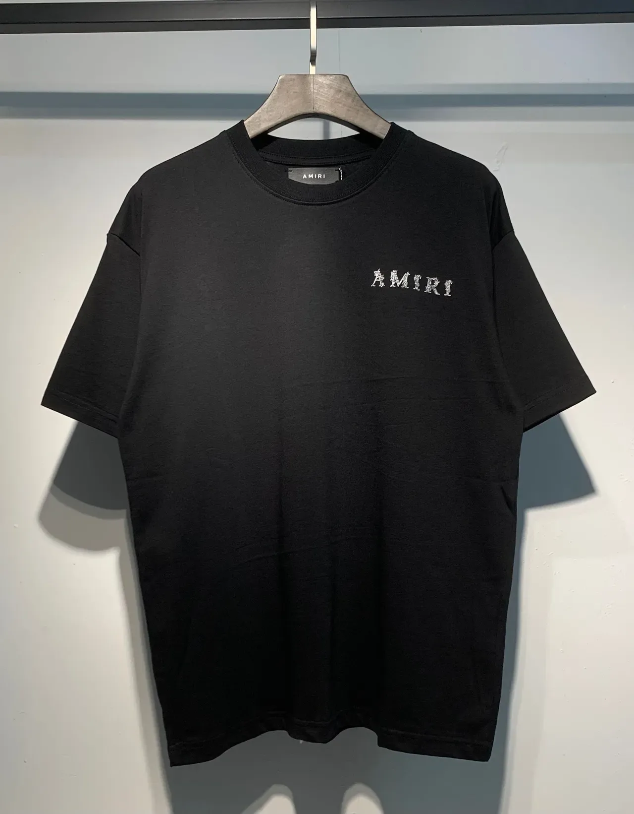 Camiseta Amiri com logo bordado preto e branco 4