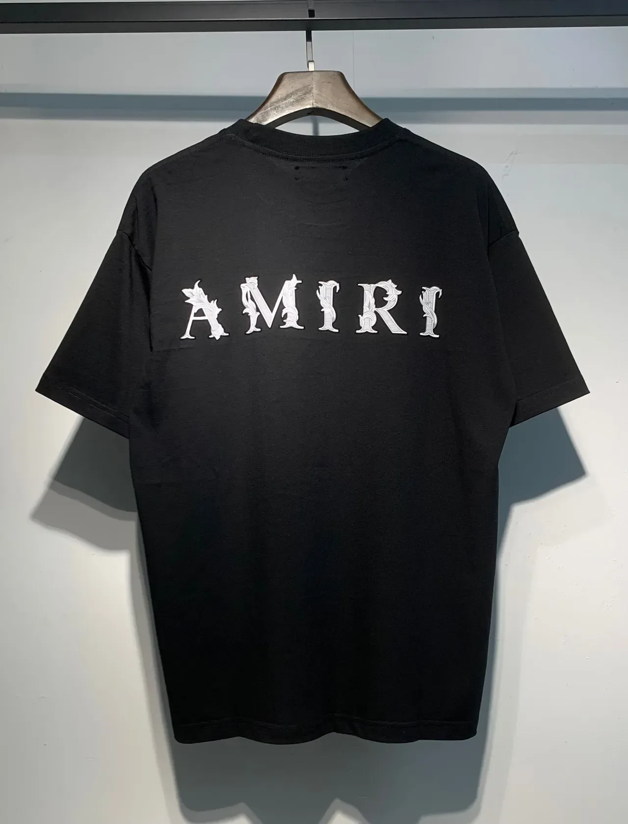 Camiseta Amiri com logo bordado preto e branco 5