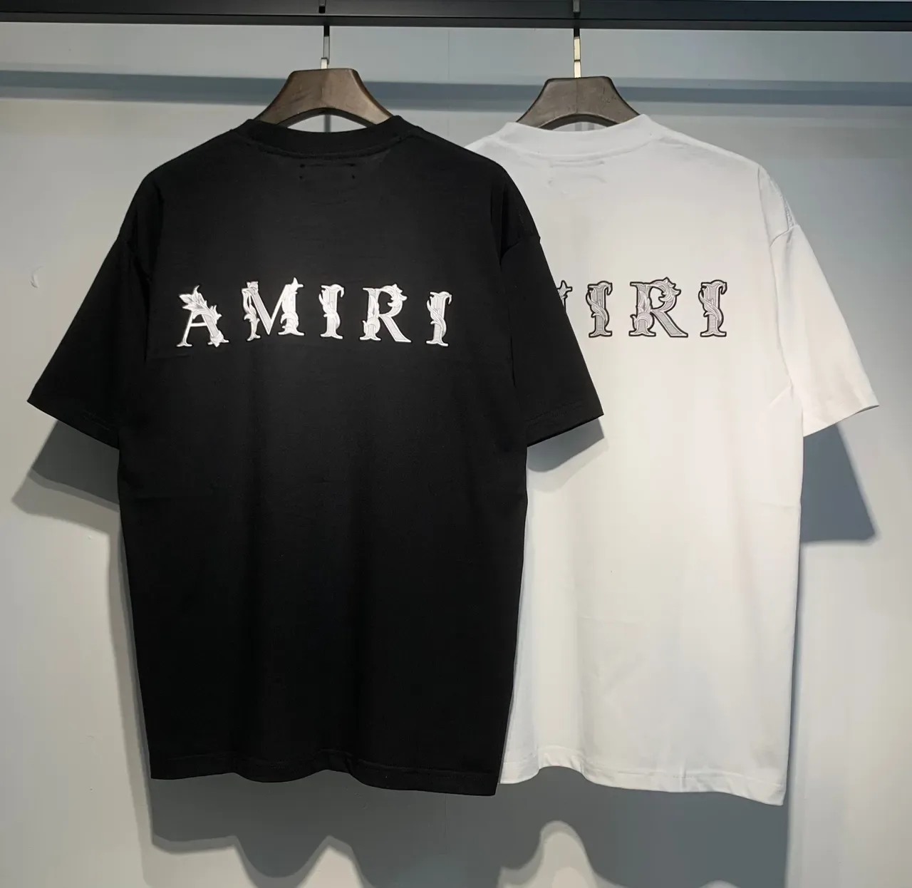 Camiseta Amiri com logo bordado preto e branco 6
