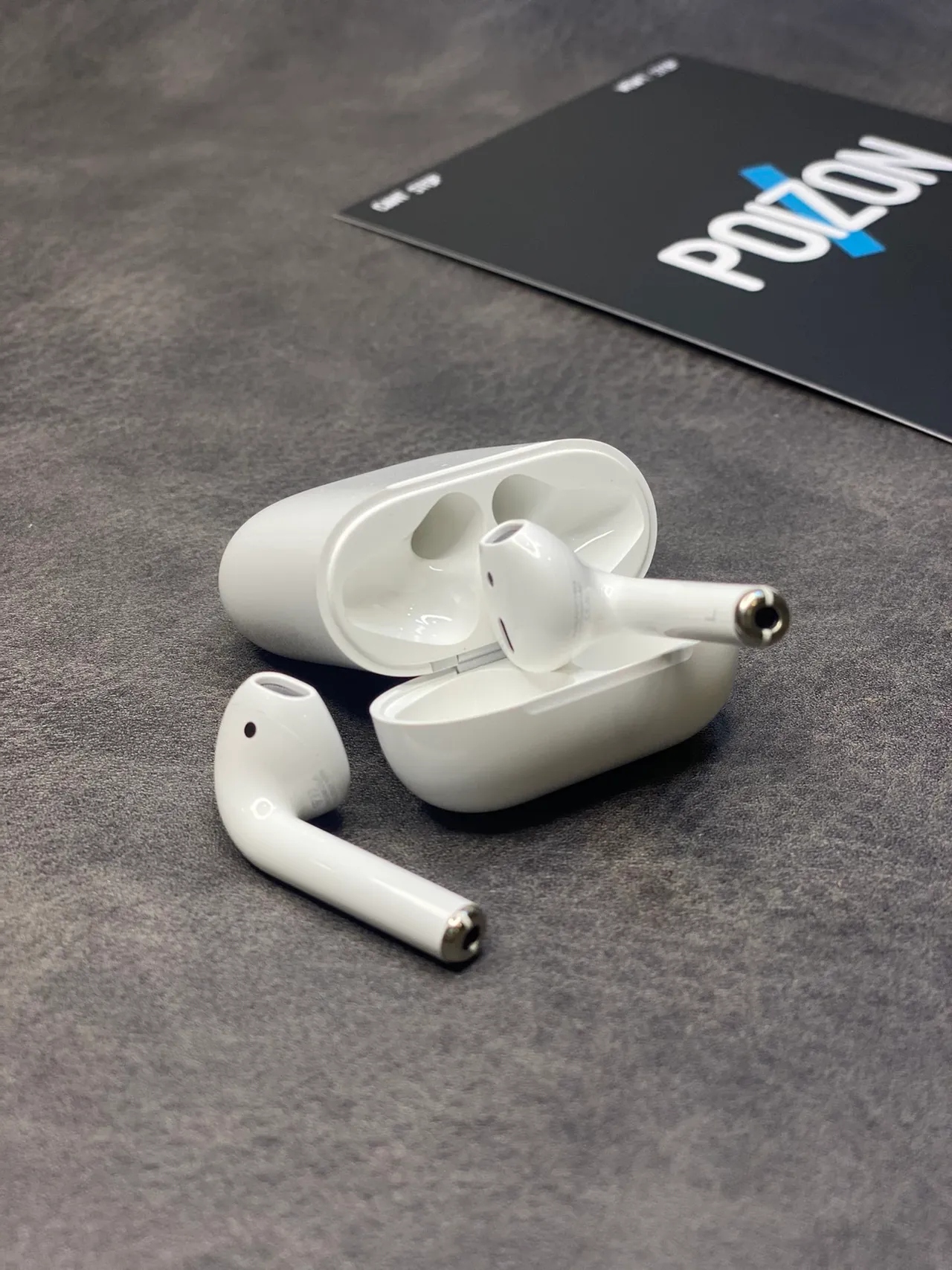 Apple AirPods সাদা কম্প্যাক্ট স্টেম-স্টাইল গ্লসি ফিনিশ TWS ইয়ারবাডস 2