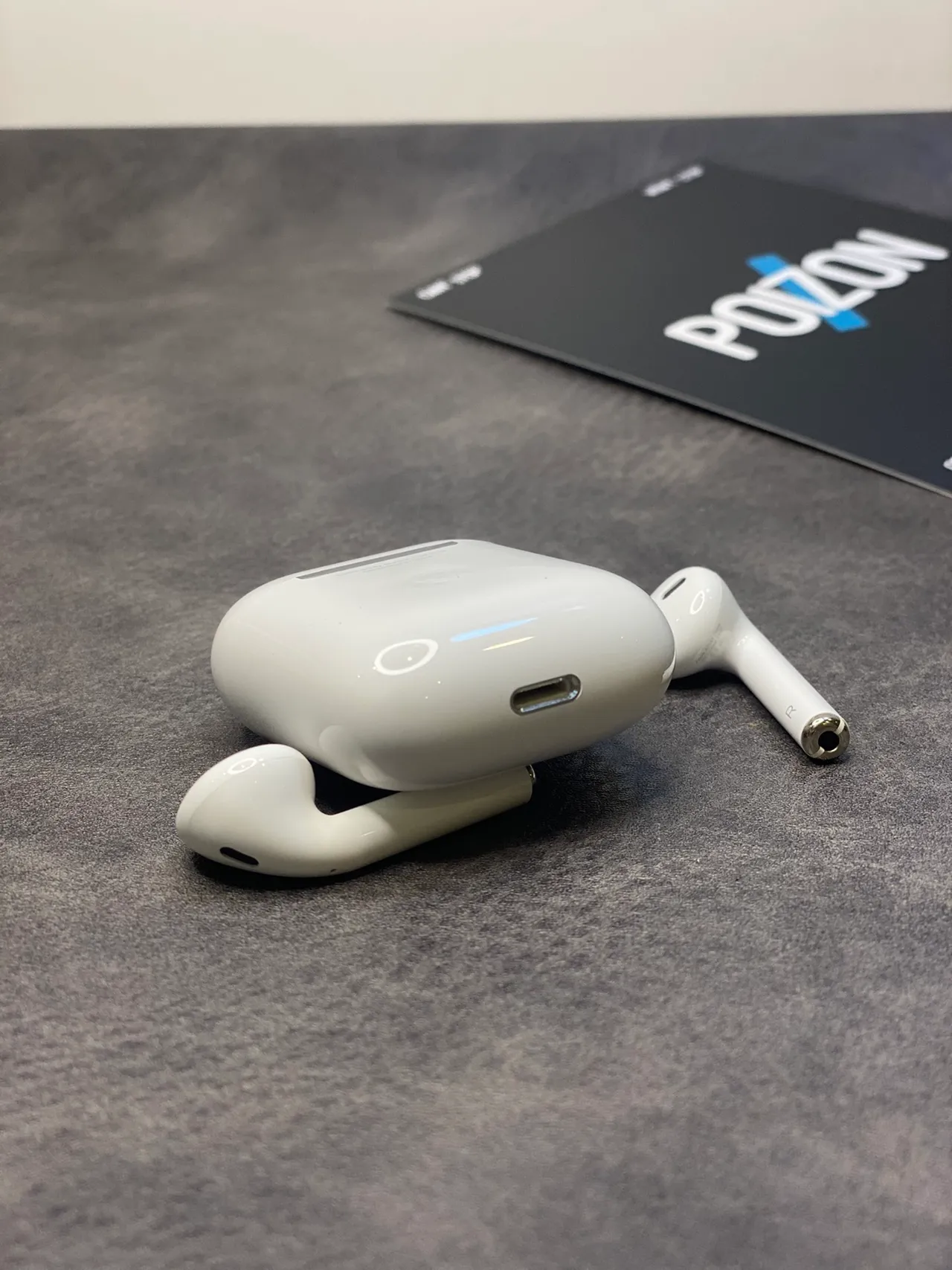 Apple AirPods সাদা কম্প্যাক্ট স্টেম-স্টাইল গ্লসি ফিনিশ TWS ইয়ারবাডস 4