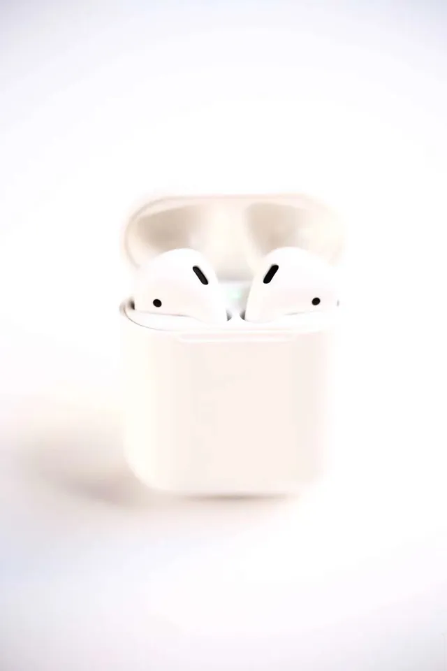 Apple AirPods সাদা কম্প্যাক্ট স্টেম-স্টাইল গ্লসি ফিনিশ TWS ইয়ারবাডস 11