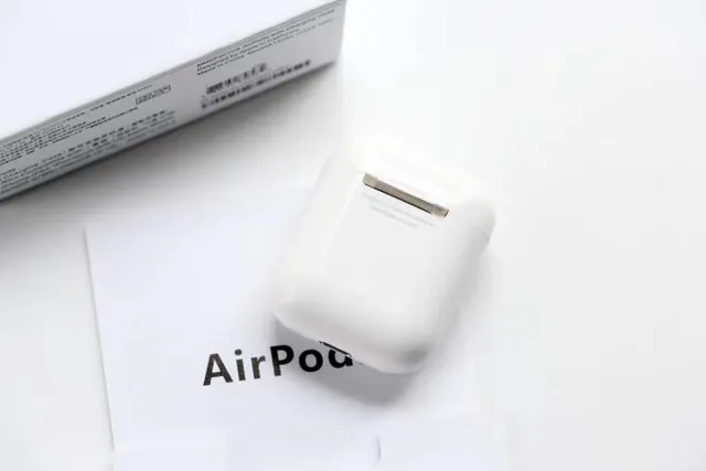 Apple AirPods সাদা কম্প্যাক্ট স্টেম-স্টাইল গ্লসি ফিনিশ TWS ইয়ারবাডস 12