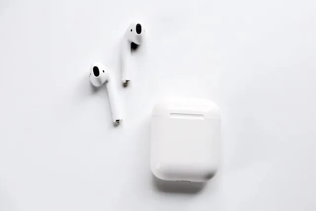 Apple AirPods সাদা কম্প্যাক্ট স্টেম-স্টাইল গ্লসি ফিনিশ TWS ইয়ারবাডস 13