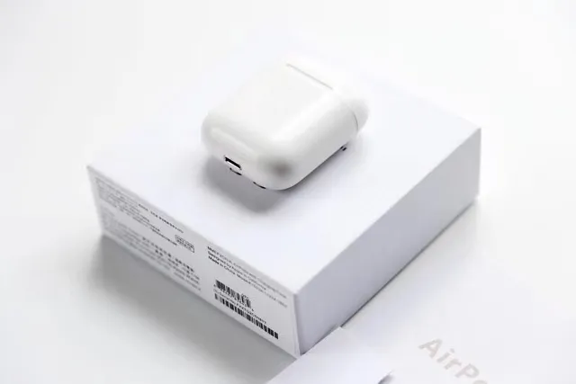 Apple AirPods সাদা কম্প্যাক্ট স্টেম-স্টাইল গ্লসি ফিনিশ TWS ইয়ারবাডস 15