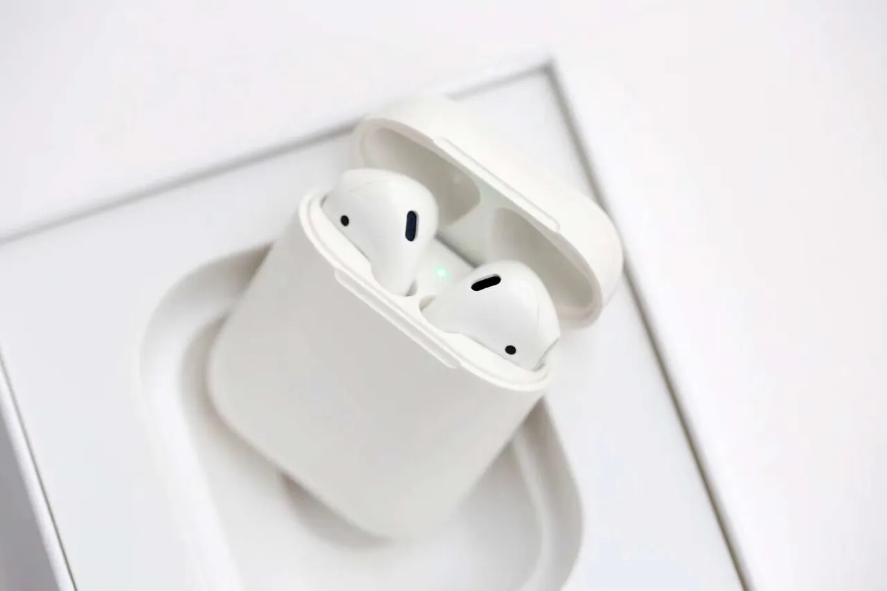 Apple AirPods সাদা কম্প্যাক্ট স্টেম-স্টাইল গ্লসি ফিনিশ TWS ইয়ারবাডস 16