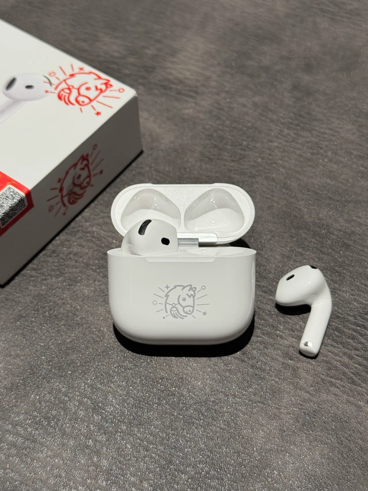 Apple Blanc Gris Brillant Gravé Motif Cheval TWS écouteurs 5