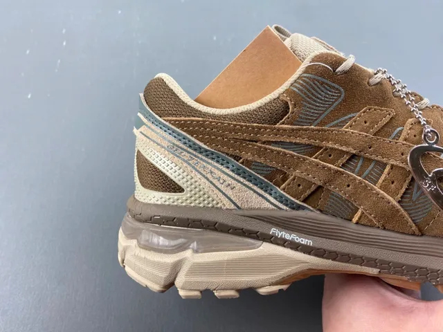 ASICS Gel-Kayano Tênis lifestyle de camurça e malha marrom 3