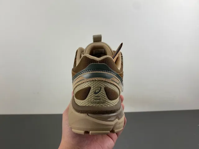ASICS Gel-Kayano Tênis lifestyle de camurça e malha marrom 4