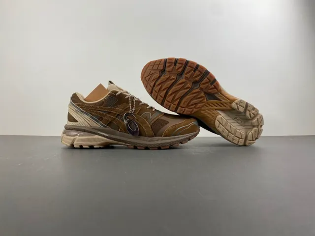 ASICS Gel-Kayano Tênis lifestyle de camurça e malha marrom 12