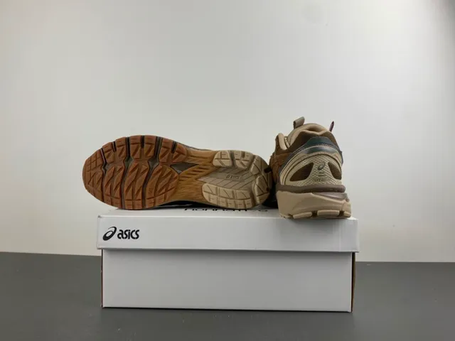 ASICS Gel-Kayano Tênis lifestyle de camurça e malha marrom 16