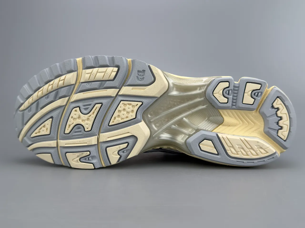 ASICS Gel-Kayano Navy and Silver Mesh 跑鞋 8