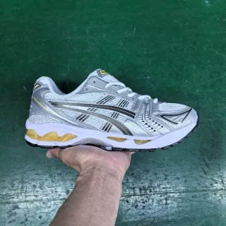 ASICS Gel-Kayano चाँदी और सफेद रनिंग जूते