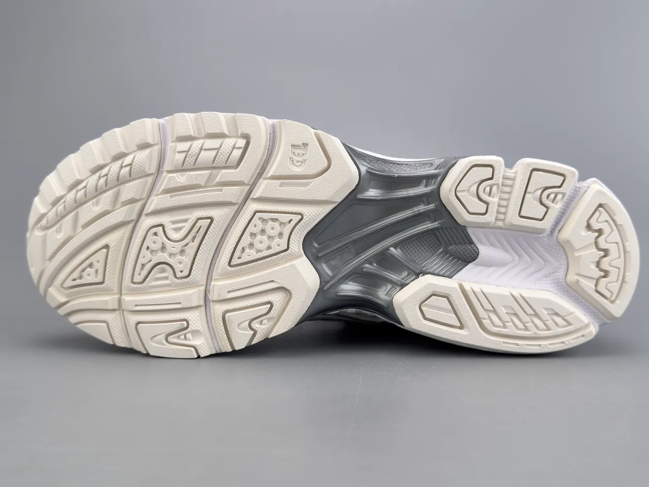 ASICS Gel-Kayano Silver and White Running Shoes 8