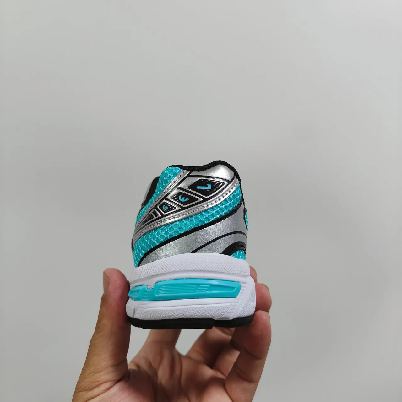 ASICS Gel-Kayano White Blue Structured Mesh Upper Tiger Logo Branding Running Shoes 24