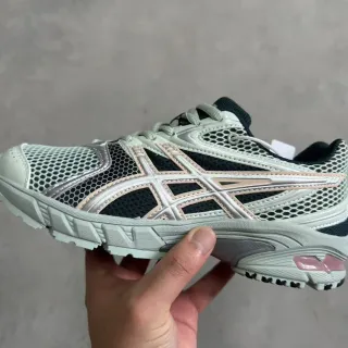 ASICS 绿色和黑色网面和合成覆盖构造金属银色虎纹跑鞋