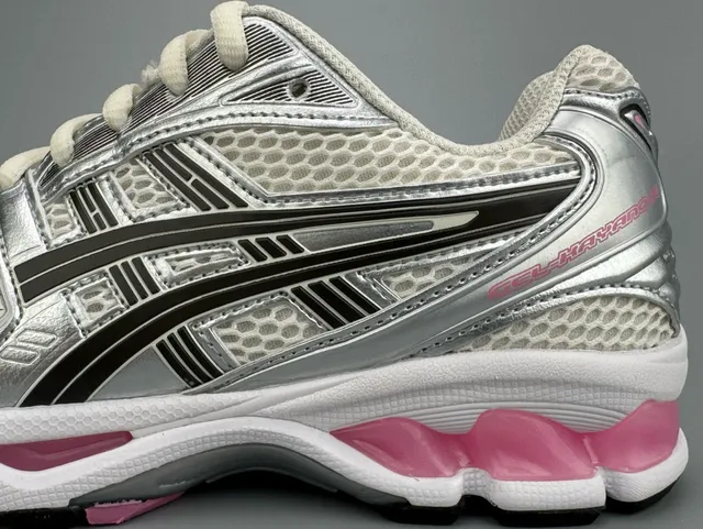 ASICS चाँदी गुलाबी धातु संश्लेषित ओवरले सफेद इंजीनियरिंग जाल दौड़ने के जूते 2