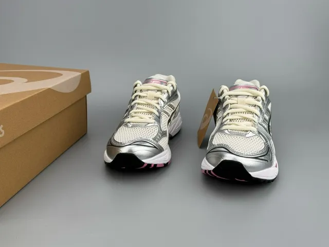 ASICS चाँदी गुलाबी धातु संश्लेषित ओवरले सफेद इंजीनियरिंग जाल दौड़ने के जूते 4