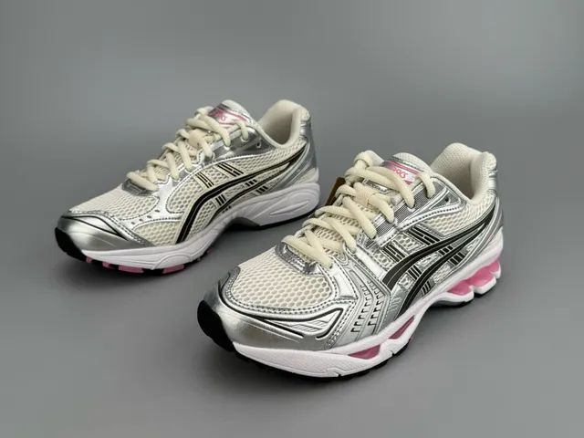 ASICS चाँदी गुलाबी धातु संश्लेषित ओवरले सफेद इंजीनियरिंग जाल दौड़ने के जूते 7