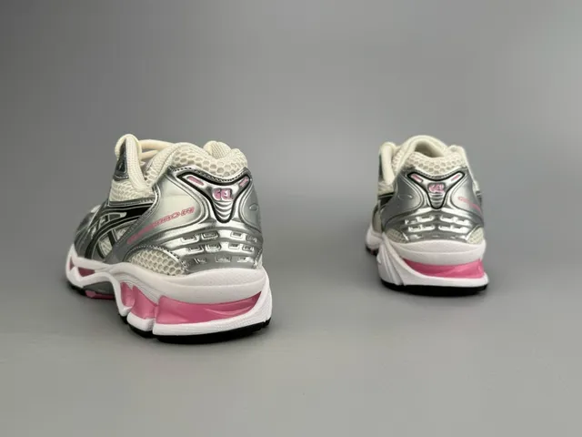 ASICS चाँदी गुलाबी धातु संश्लेषित ओवरले सफेद इंजीनियरिंग जाल दौड़ने के जूते 8
