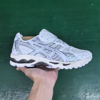 ASICS सफेद चांदी इंजीनियर मेश ऊपरी ज्यामितीय केज ओवरले रनिंग जूते