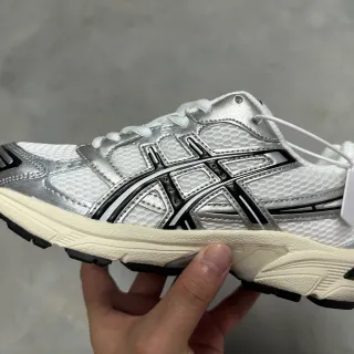 ASICS 白色银色网布鞋面金属叠加层跑鞋