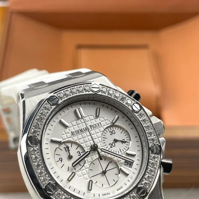 Audemars Piguet Royal Oak Offshore Chronograph सफेद डायल हीरा बेजल यांत्रिक घड़ी 4