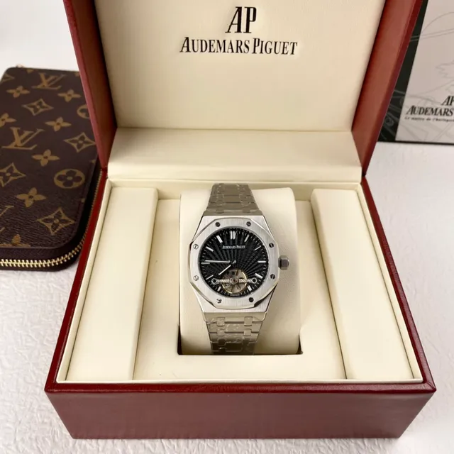 Audemars Piguet Royal Oak 镂空黑色表盘陀飞轮机械腕表 9