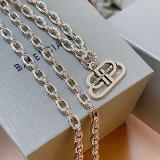 Balenciaga BB Chain Colar com pingente de logo de dois tons