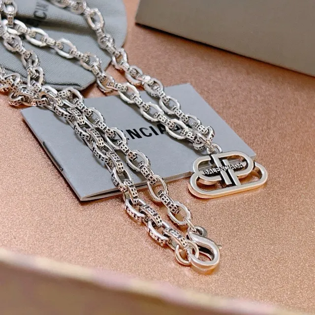 Balenciaga BB Chain Collar con colgante de logo de dos tonos 3