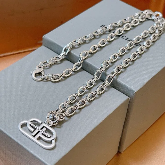 Balenciaga BB Chain Collar con colgante de logo de dos tonos 4
