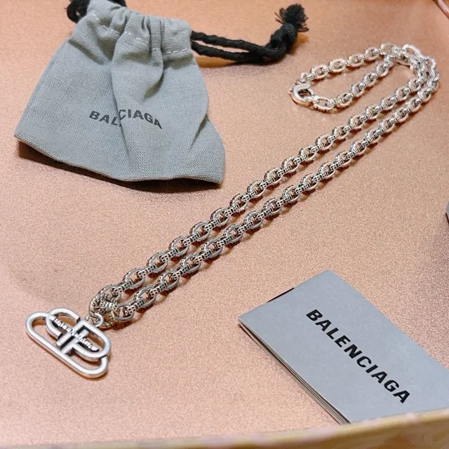 Balenciaga BB Chain Collar con colgante de logo de dos tonos 6
