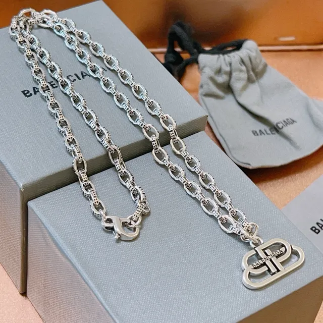 Balenciaga BB Chain Collar con colgante de logo de dos tonos 7