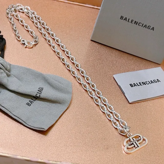 Balenciaga BB Chain Collar con colgante de logo de dos tonos 9