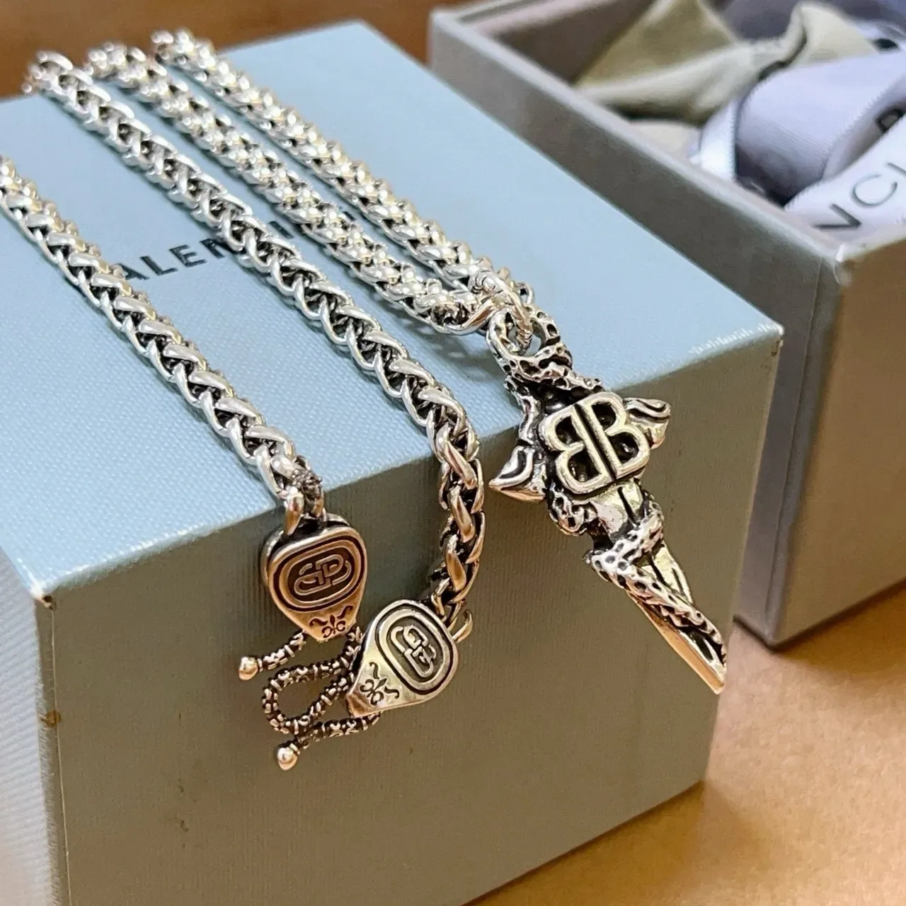 Balenciaga BB Dagger 银色 编织曲奇链 精致 monogram 坠饰 项链 6